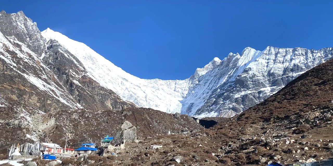 Birida olomonni tomosha qiling