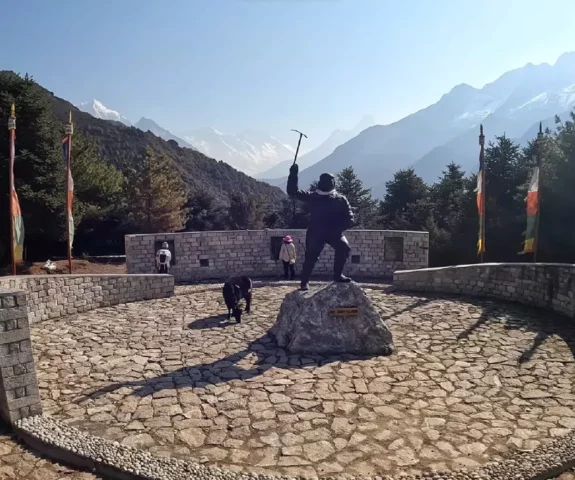 Tenzing Statue at namche
